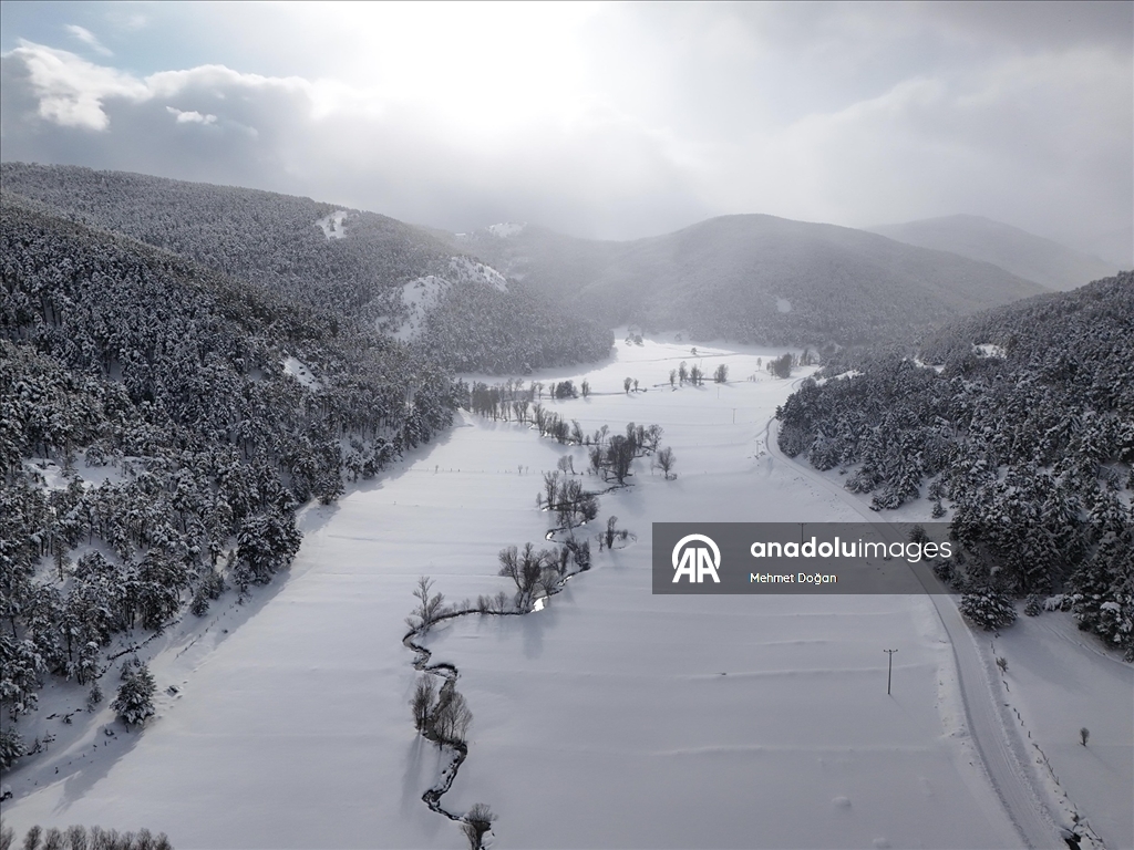 Yozgat'ta kar güzelliği eklenen menderesler havadan görüntülendi