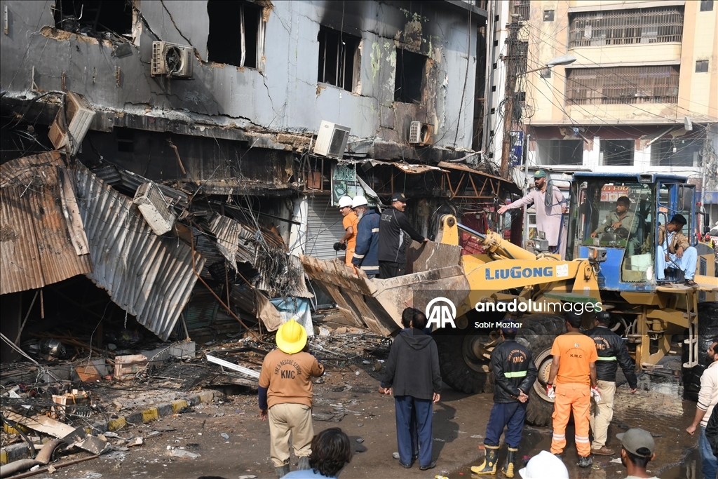 Число погибших при пожаре в торговом центре в Пакистане возросло до 14