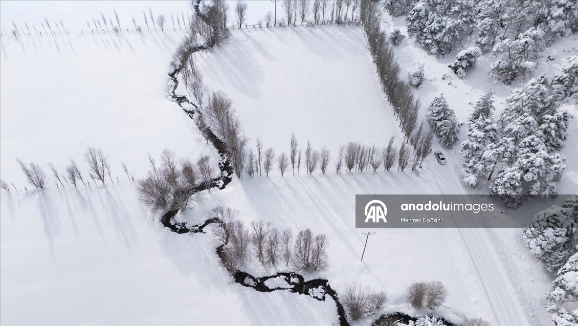 Yozgat'ta kar güzelliği eklenen menderesler havadan görüntülendi