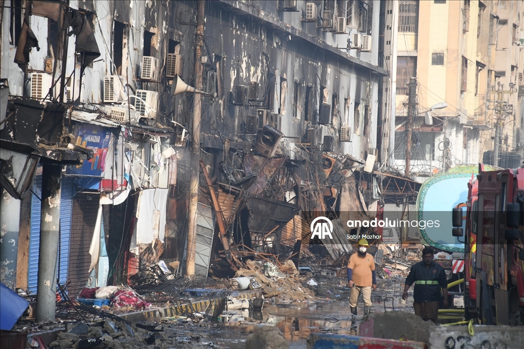 Число погибших при пожаре в торговом центре в Пакистане возросло до 14