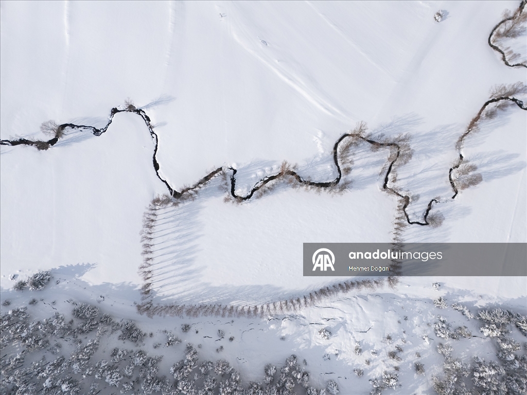 Yozgat'ta kar güzelliği eklenen menderesler havadan görüntülendi