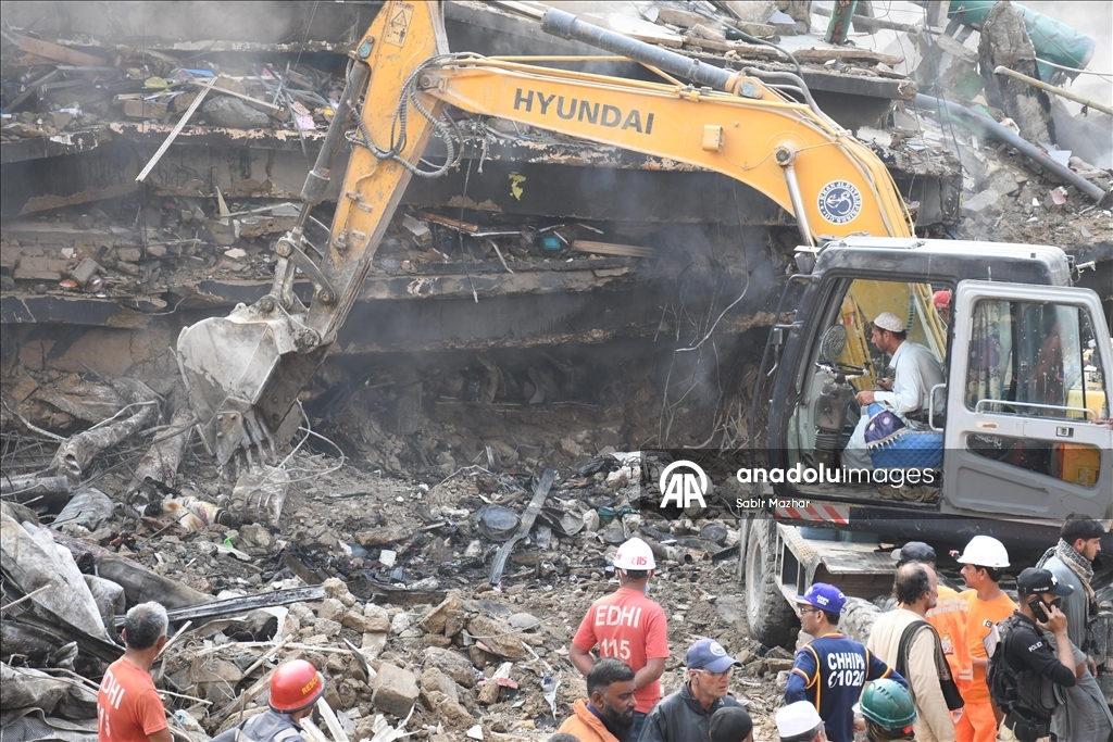 Число погибших при пожаре в торговом центре в Пакистане возросло до 14