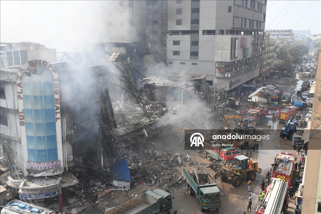 Число погибших при пожаре в торговом центре в Пакистане возросло до 14