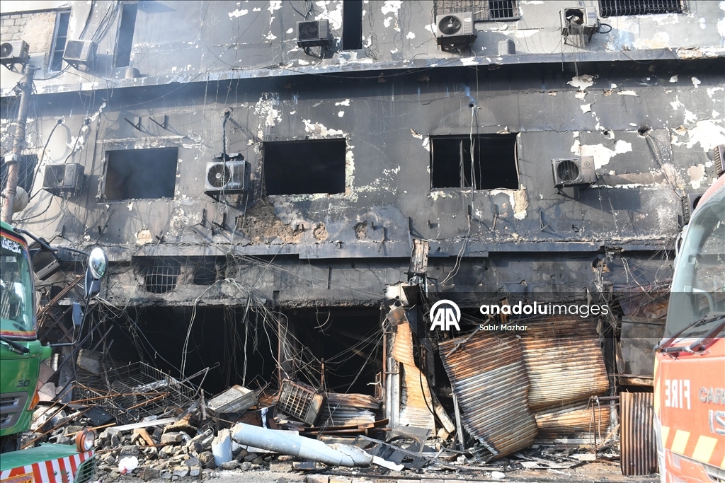 Число погибших при пожаре в торговом центре в Пакистане возросло до 14