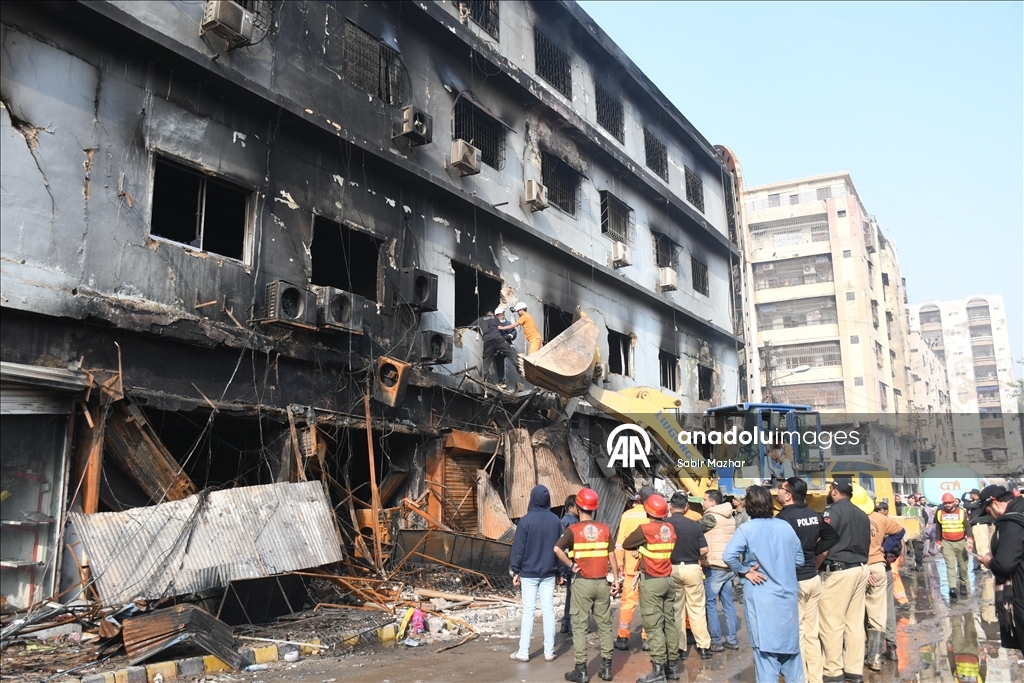 Число погибших при пожаре в торговом центре в Пакистане возросло до 14