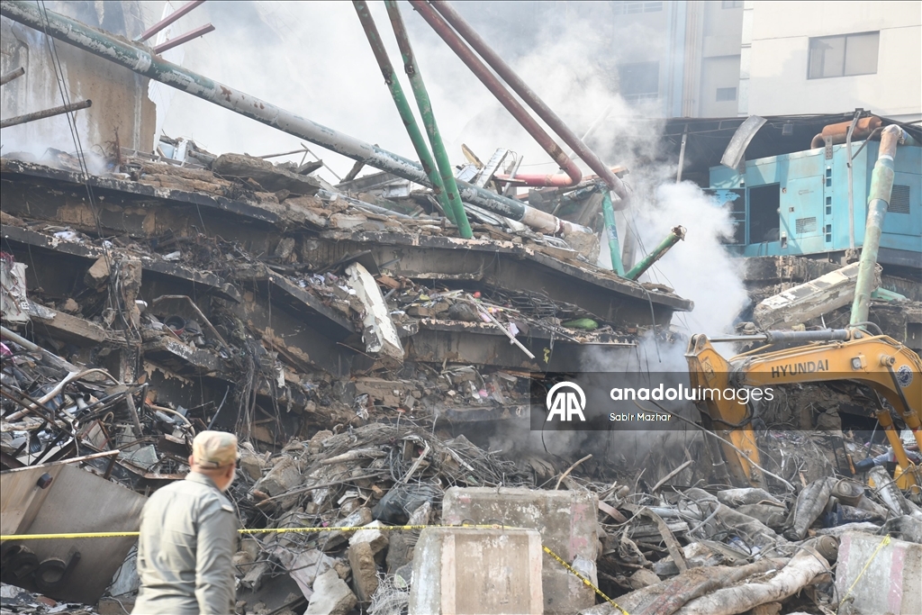 Число погибших при пожаре в торговом центре в Пакистане возросло до 14
