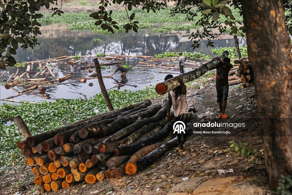 Bangladeş’te nehirler tomruk ve tarım ürünlerinin taşınmasında önemli rol oynuyor