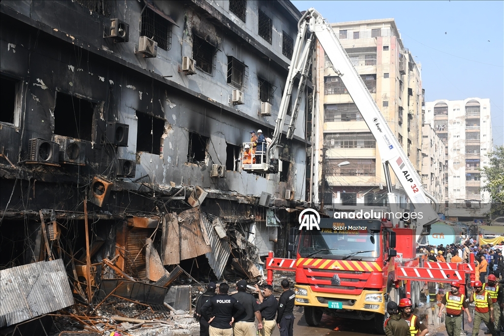 Число погибших при пожаре в торговом центре в Пакистане возросло до 14