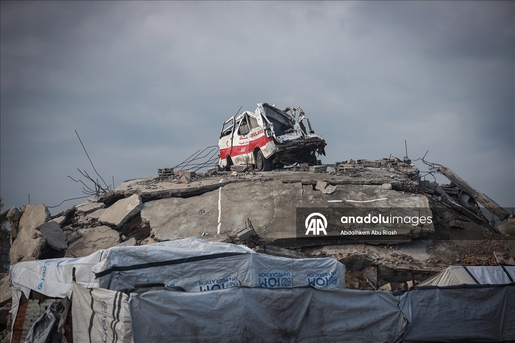 Daily life continues among ruins for displaced families in Beit Lahia
