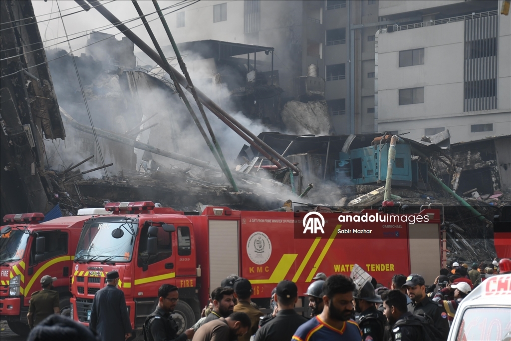 Число погибших при пожаре в торговом центре в Пакистане возросло до 14