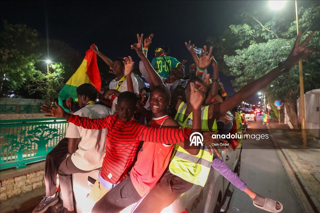 Сенегальцы празднуют победу сборной в Кубке Африки по футболу