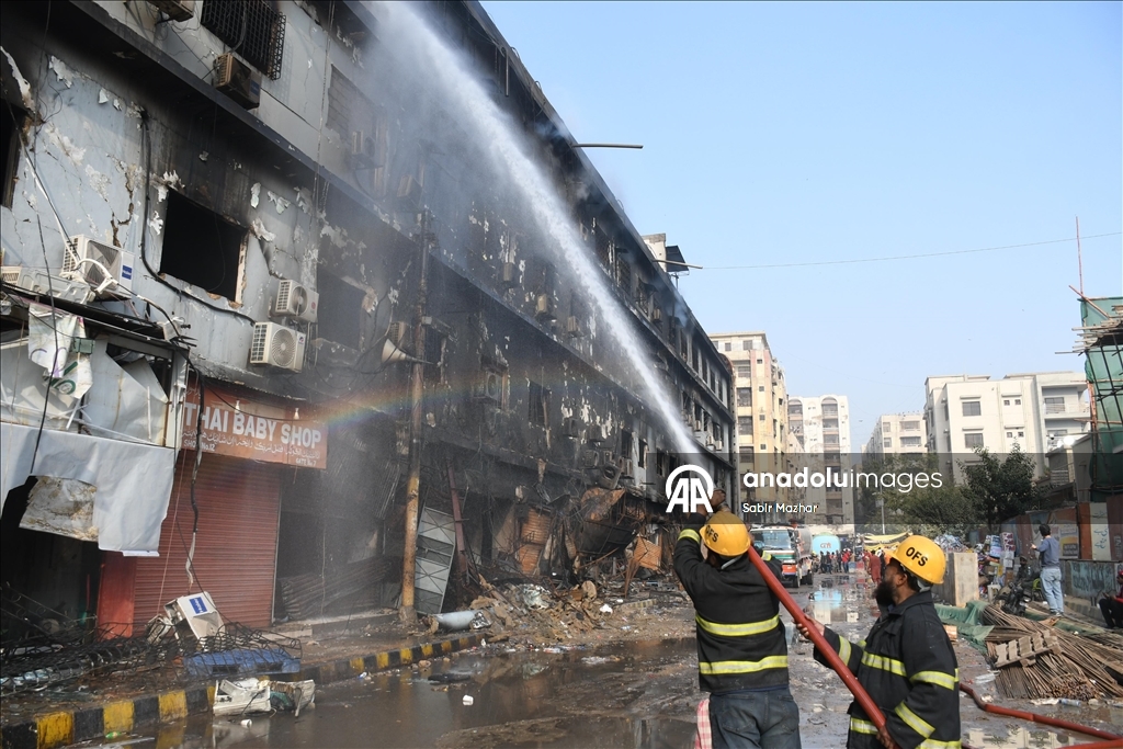 Число погибших при пожаре в торговом центре в Пакистане возросло до 14