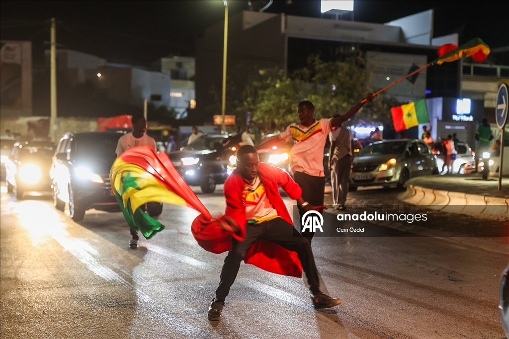 Сенегальцы празднуют победу сборной в Кубке Африки по футболу