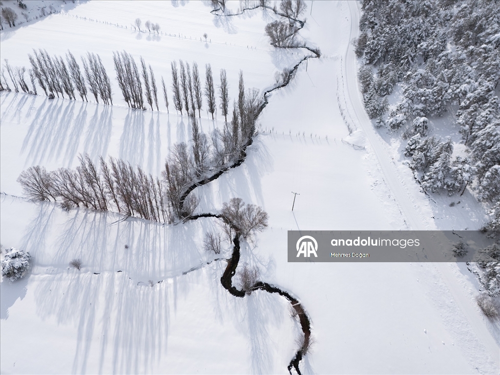 Yozgat'ta kar güzelliği eklenen menderesler havadan görüntülendi