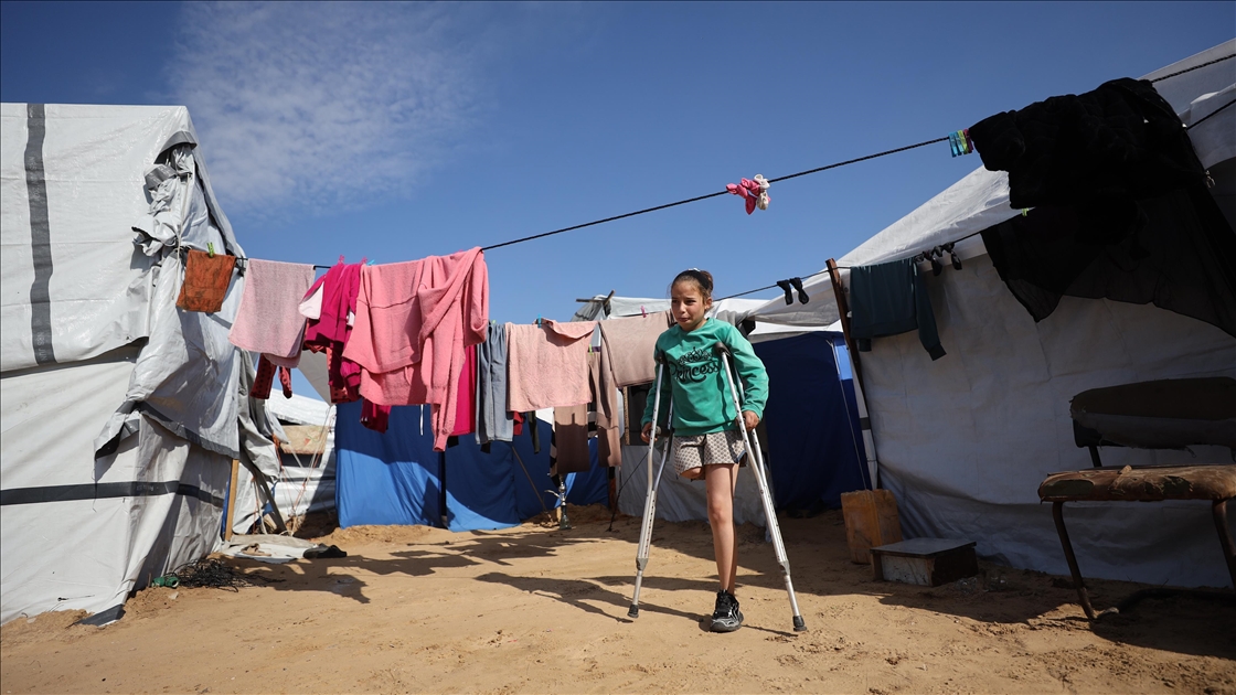 İsrail saldırısında bacağını ve ailesini kaybeden Filistinli çocuk, yaşama tutunmaya çalışıyor