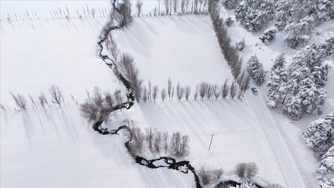Yozgat'ta kar güzelliği eklenen menderesler havadan görüntülendi