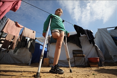 Палестинская девочка, потерявшая ногу и семью в результате израильского удара, пытается выжить