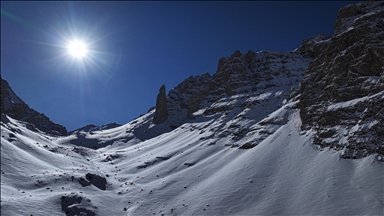 Kar yağışıyla beyaza bürünen Aladağlar Milli Parkı dronla görüntülendi