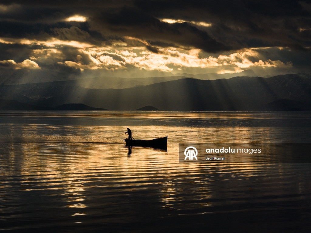 Beyşehir Gölü’nde gün batımında balıkçı mesaisi