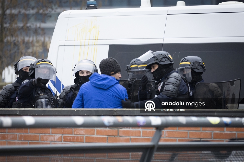 Avrupa ülkelerinden binlerce çiftçi MERCOSUR anlaşmasını protesto etmek için Strazburg'da toplandı