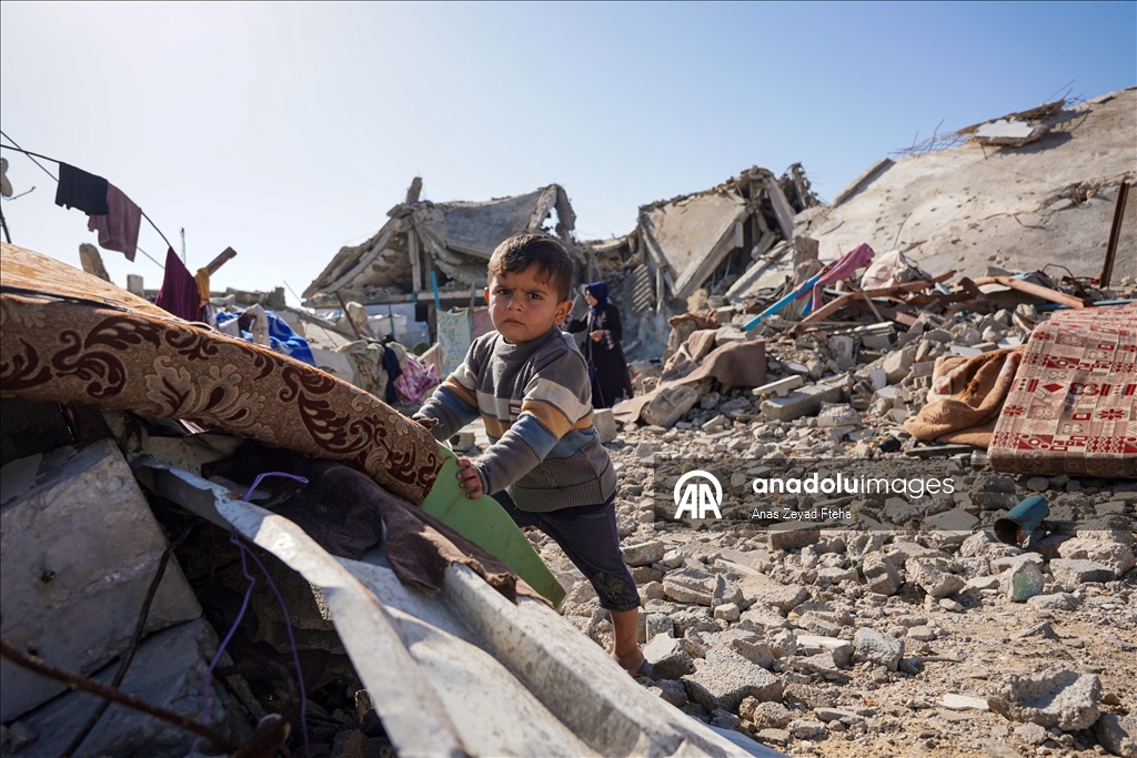 İsrail’in harabeye çevirdiği Cibaliye Mülteci Kampı’nda günlük yaşam