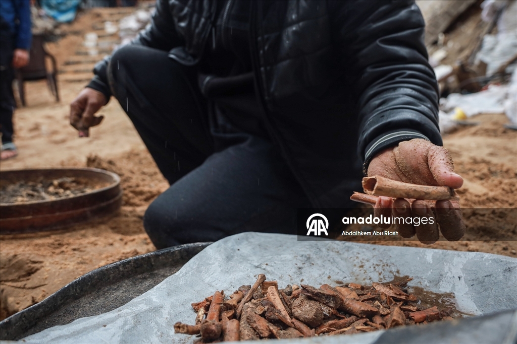 Gazzeli Hamad, eşi ve çocuklarının kemiklerini elekle arıyor