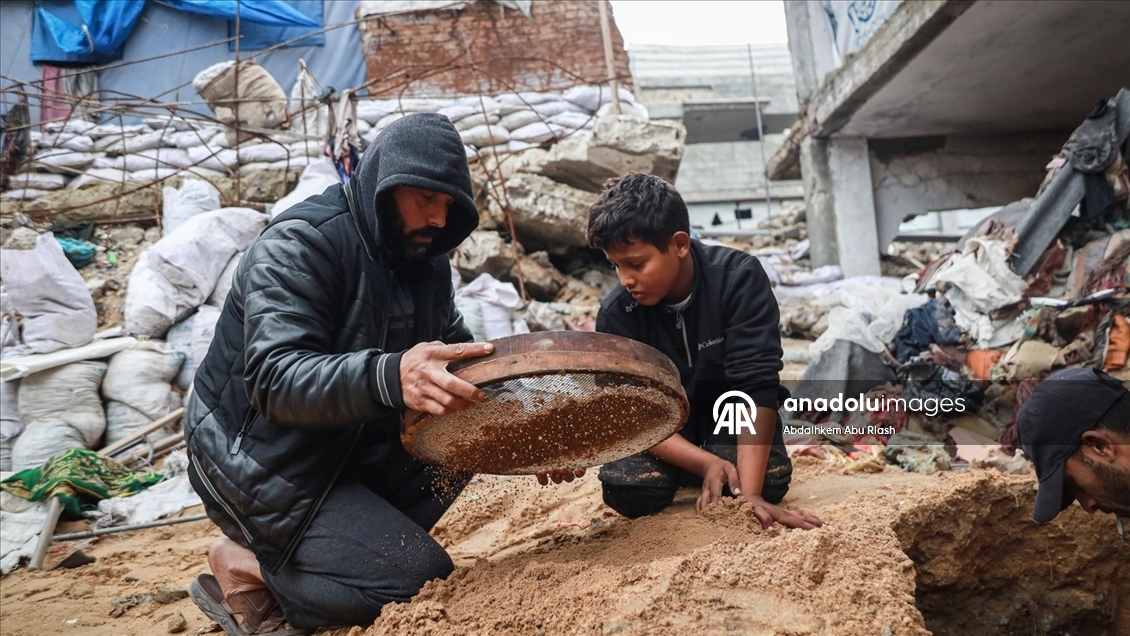 Gazzeli Hamad, eşi ve çocuklarının kemiklerini elekle arıyor