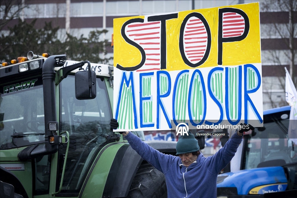 Avrupa ülkelerinden binlerce çiftçi MERCOSUR anlaşmasını protesto etmek için Strazburg'da toplandı