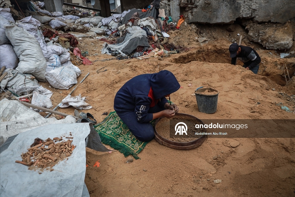 Gazzeli Hamad, eşi ve çocuklarının kemiklerini elekle arıyor