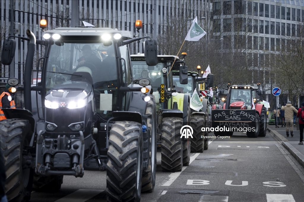 Avrupa ülkelerinden binlerce çiftçi MERCOSUR anlaşmasını protesto etmek için Strazburg'da toplandı
