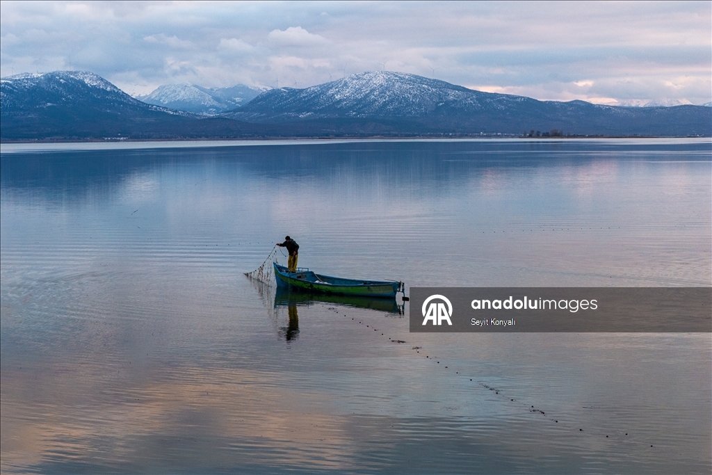 Beyşehir Gölü’nde gün batımında balıkçı mesaisi