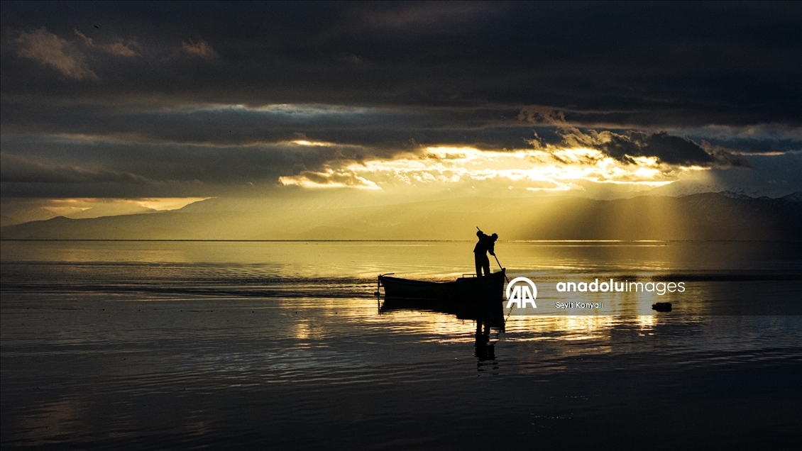 Beyşehir Gölü’nde gün batımında balıkçı mesaisi