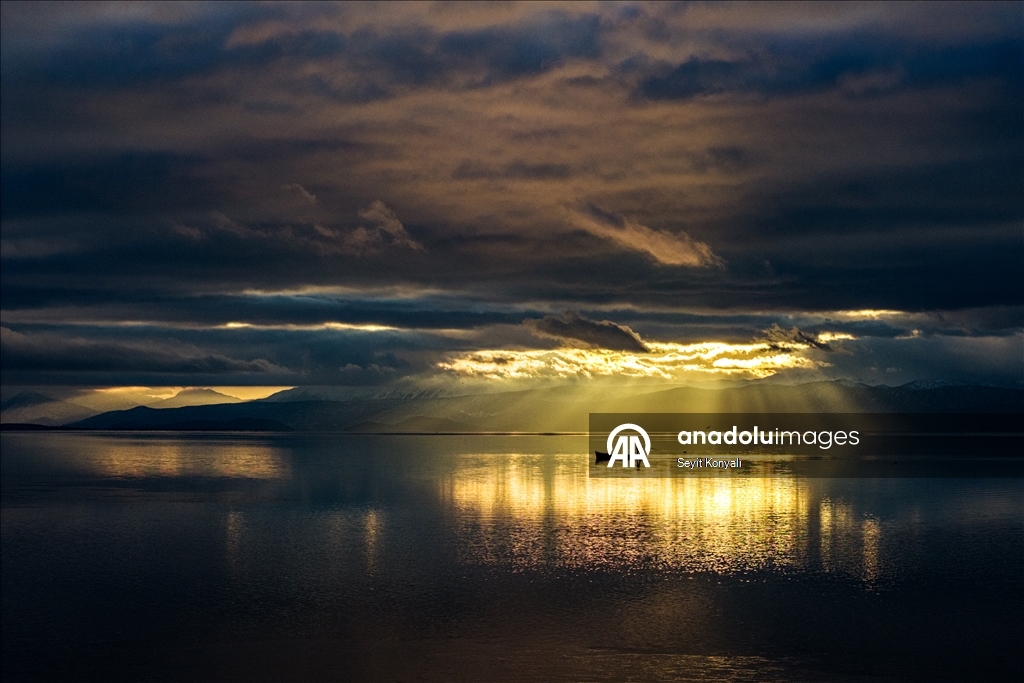 Beyşehir Gölü’nde gün batımında balıkçı mesaisi