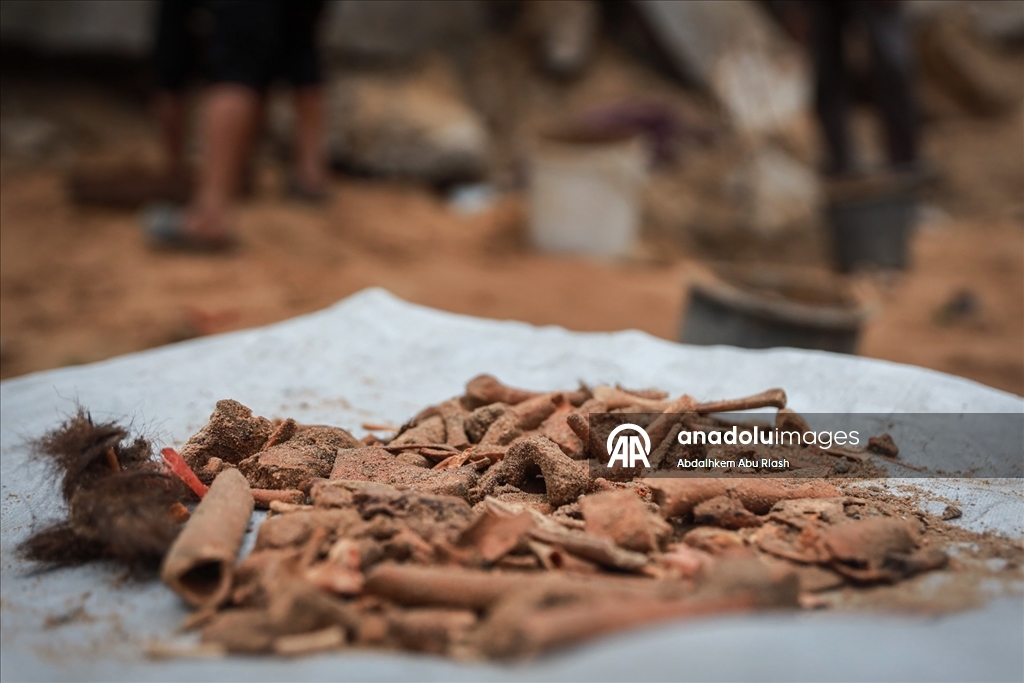 Gazzeli Hamad, eşi ve çocuklarının kemiklerini elekle arıyor