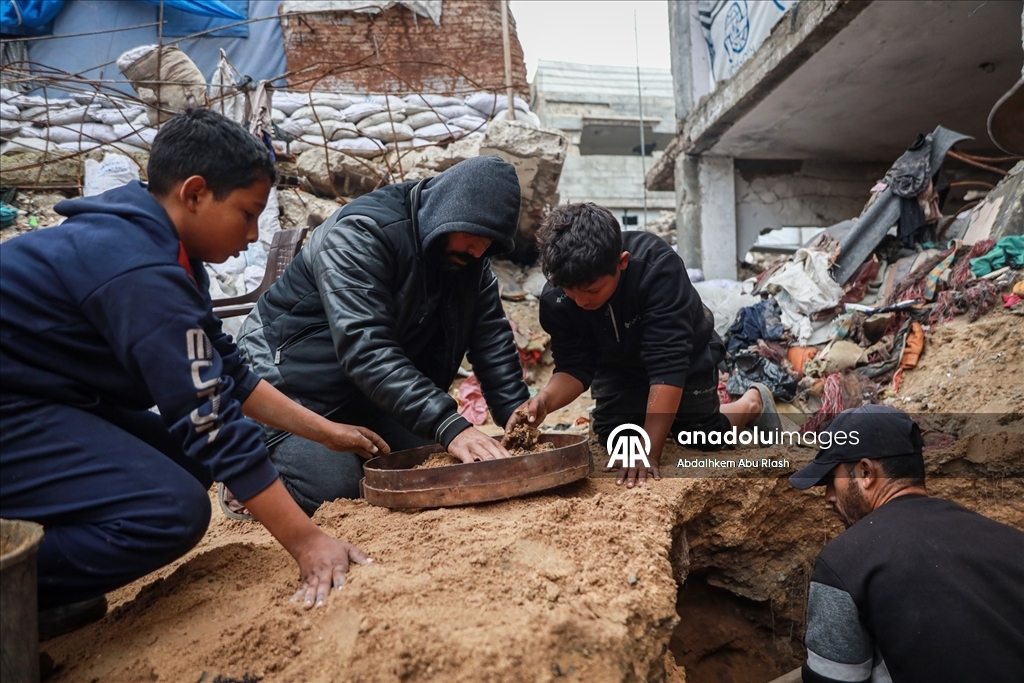 Gazzeli Hamad, eşi ve çocuklarının kemiklerini elekle arıyor