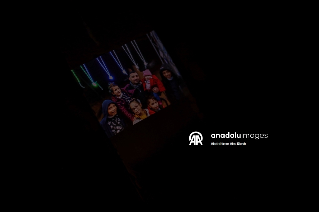 Gazzeli Hamad, eşi ve çocuklarının kemiklerini elekle arıyor