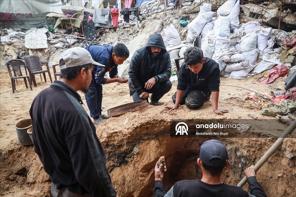 Gazzeli Hamad, eşi ve çocuklarının kemiklerini elekle arıyor
