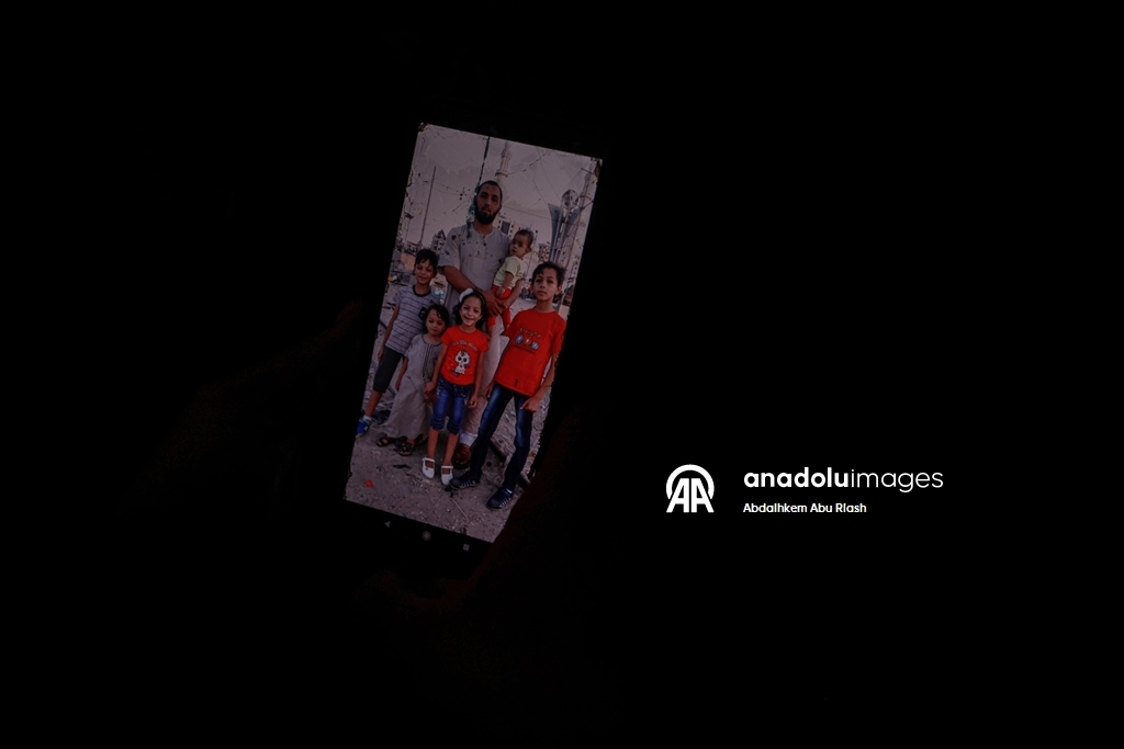 Gazzeli Hamad, eşi ve çocuklarının kemiklerini elekle arıyor