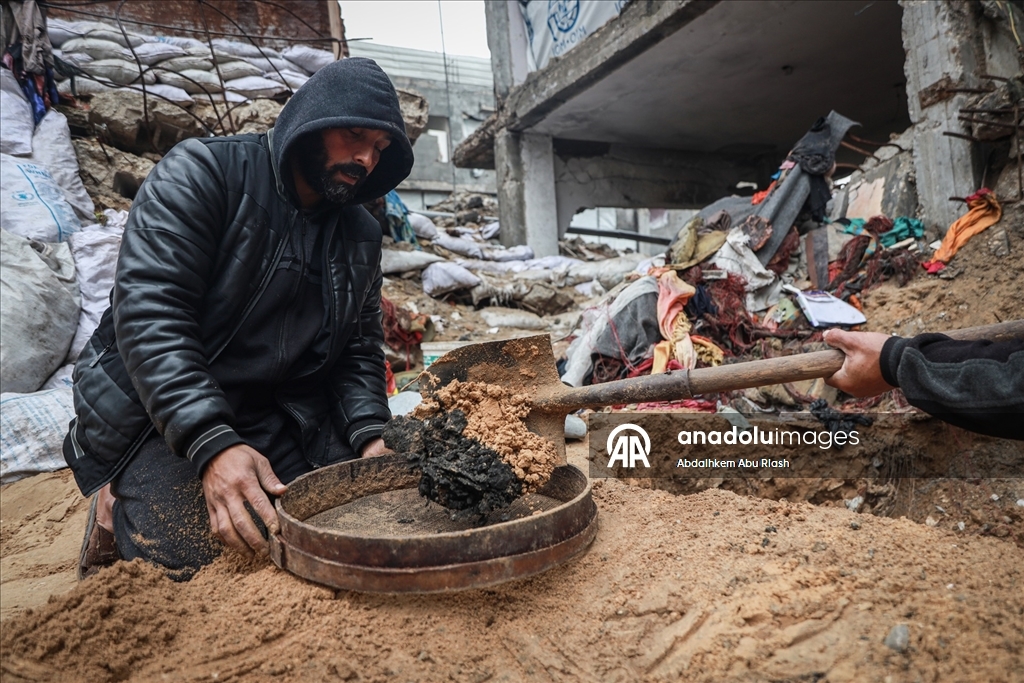 Gazzeli Hamad, eşi ve çocuklarının kemiklerini elekle arıyor