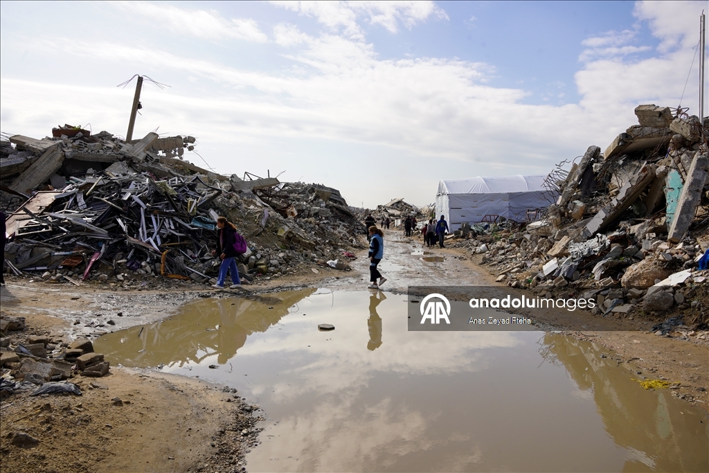 İsrail’in harabeye çevirdiği Cibaliye Mülteci Kampı’nda günlük yaşam