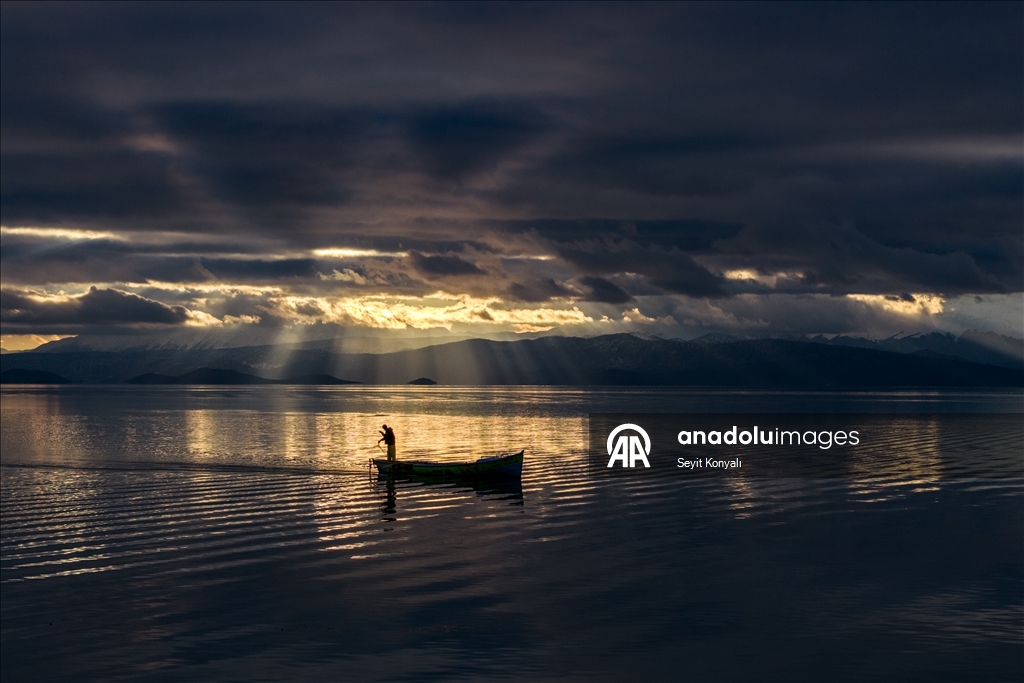 Beyşehir Gölü’nde gün batımında balıkçı mesaisi