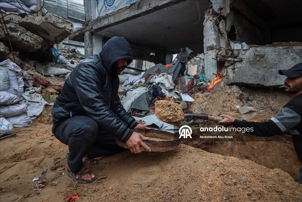 Gazzeli Hamad, eşi ve çocuklarının kemiklerini elekle arıyor