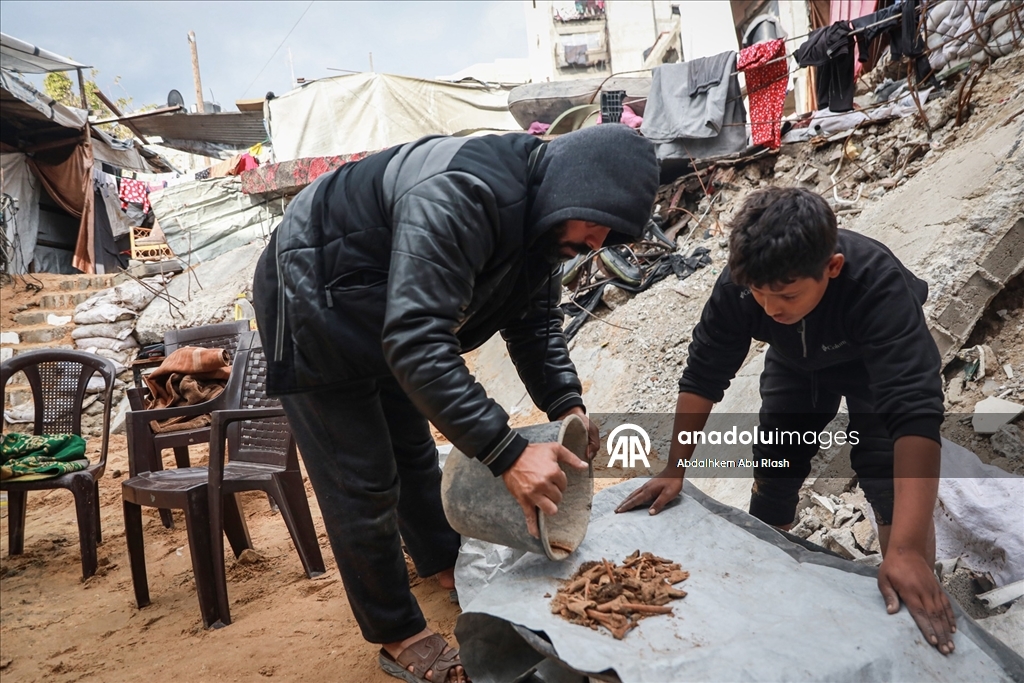 Gazzeli Hamad, eşi ve çocuklarının kemiklerini elekle arıyor