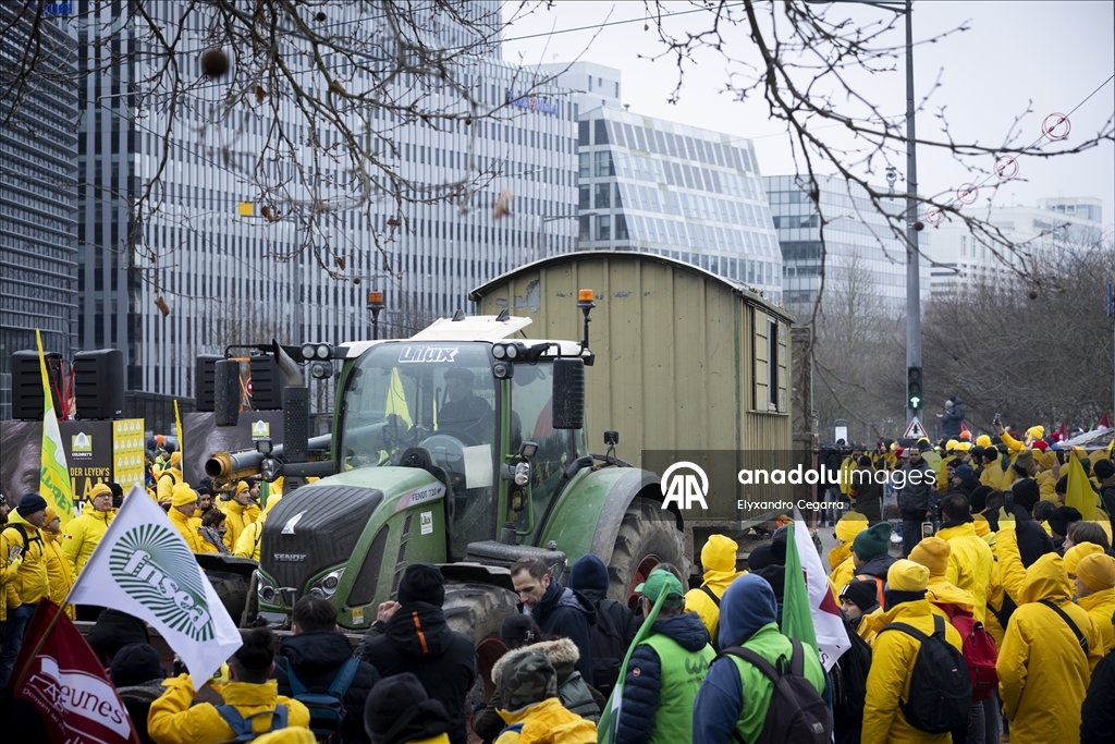 Avrupa ülkelerinden binlerce çiftçi MERCOSUR anlaşmasını protesto etmek için Strazburg'da toplandı