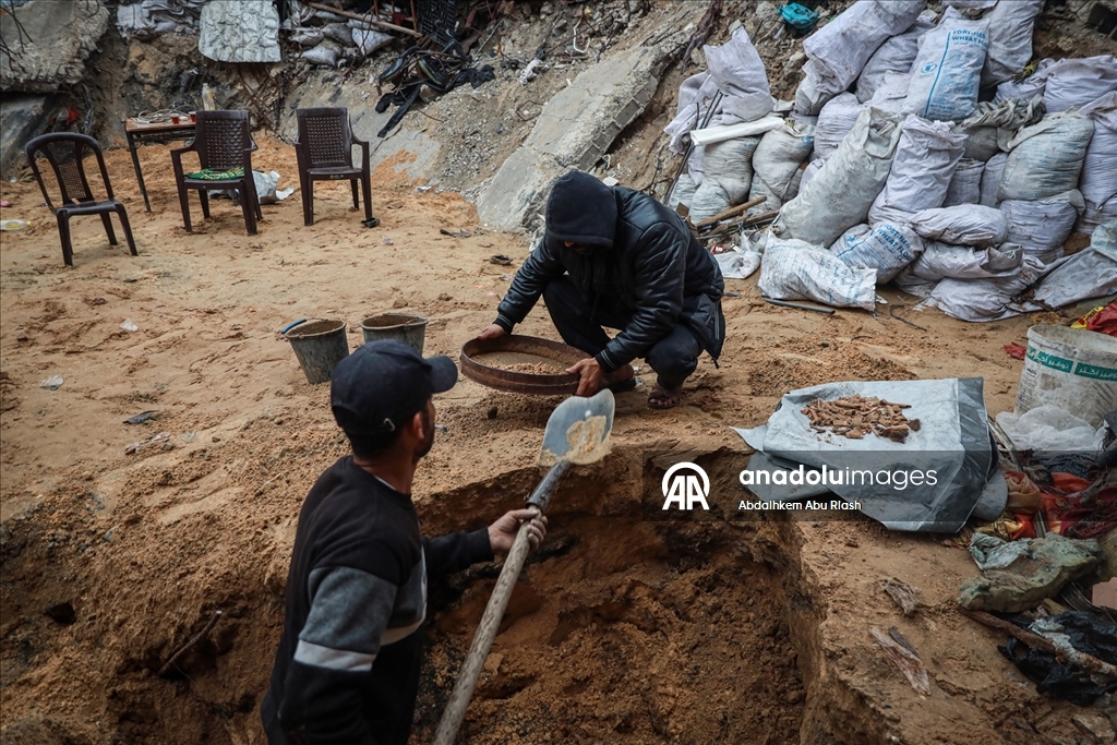 Gazzeli Hamad, eşi ve çocuklarının kemiklerini elekle arıyor