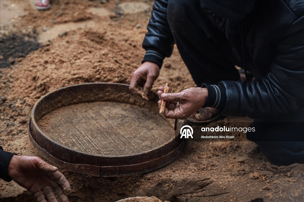 Gazzeli Hamad, eşi ve çocuklarının kemiklerini elekle arıyor