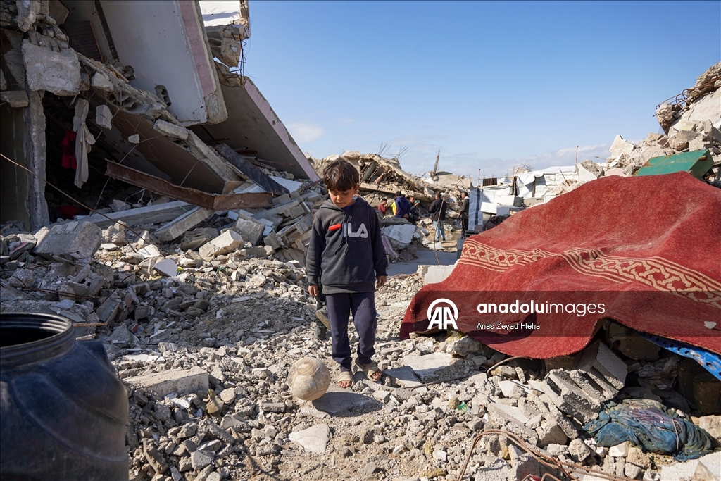 İsrail’in harabeye çevirdiği Cibaliye Mülteci Kampı’nda günlük yaşam