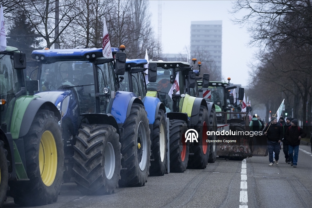 Avrupa ülkelerinden binlerce çiftçi MERCOSUR anlaşmasını protesto etmek için Strazburg'da toplandı
