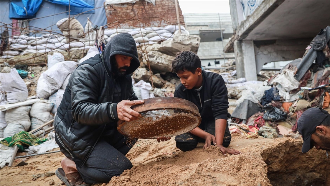 Gazzeli Hamad, eşi ve çocuklarının kemiklerini elekle arıyor
