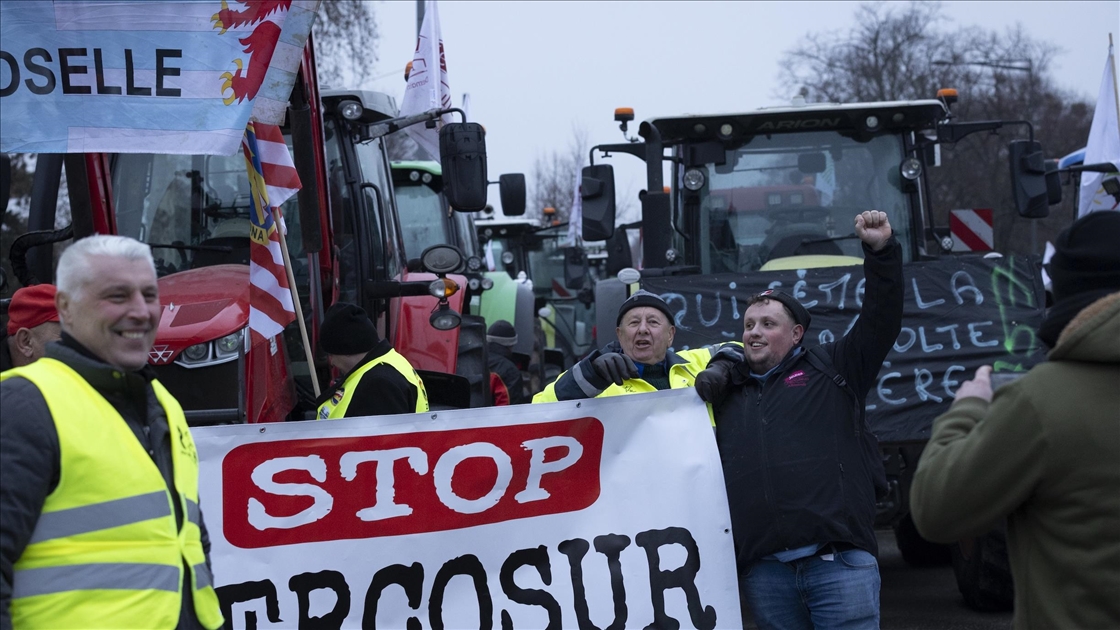 Avrupa ülkelerinden binlerce çiftçi MERCOSUR anlaşmasını protesto etmek için Strazburg'da toplandı